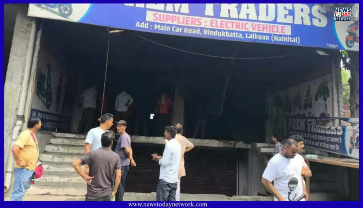 लालकुआं - इलेक्ट्रिक स्कूटी के शोरूम में धधकी भीषण आग, 150 से अधिक स्कूटी और लाखों की बैटरियां जलकर राख 