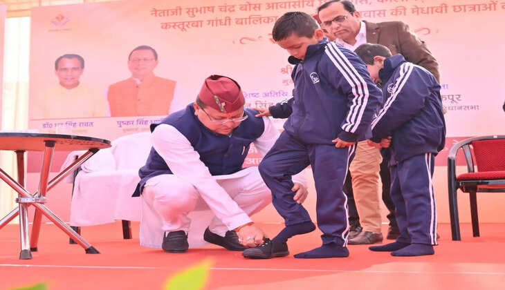 देहरादून - मुख्यमंत्री धामी का निराला अंदाज, अपने हाथों से बच्चों के जूतों के फीते बांधे और पहनाया ट्रैक सूट