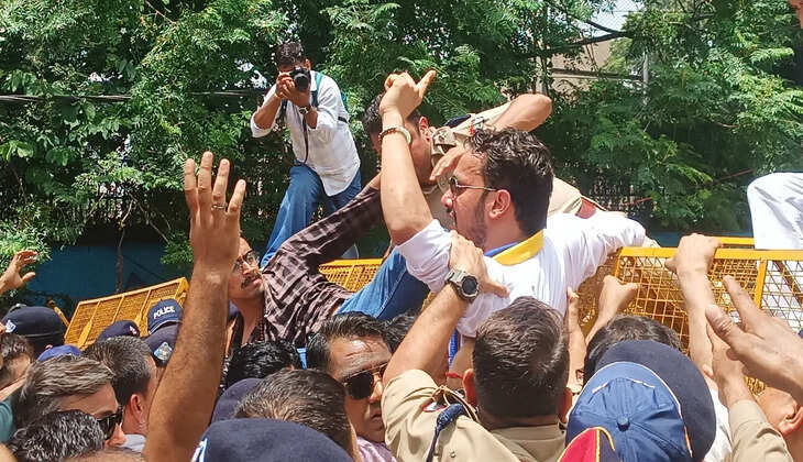 देहरादून - उत्तराखंड पुलिस जवानों के 4600 ग्रेड पे की मांग को लेकर सड़कों पर उतरे राजनीतिक दल, सरकार के खिलाफ प्रदर्शन