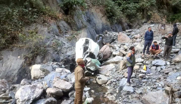 Uttarakhand Road Accident - यहां सुबह - सुबह खाई में गिर गयी ऑल्टो कार, LIC कर्मी की मौत पत्नी गंभीर घायल&nbsp;