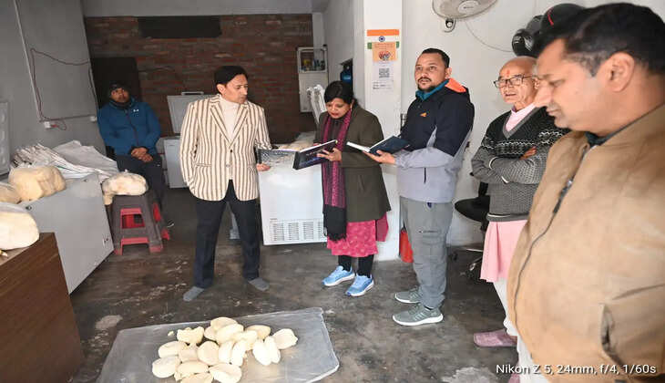 हल्द्वानी - मिलावट खोरों की अब खैर नहीं, कमिश्नर दीपक रावत ने इस हालत में यहां पकड़ा अवैध मावा&nbsp;ias deepak rawat 