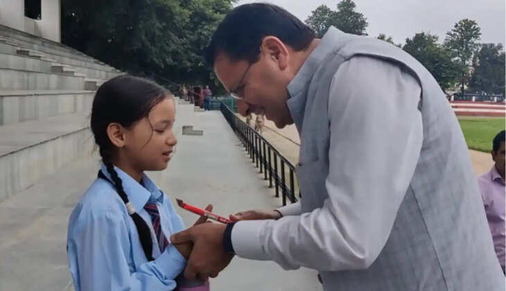 देहरादून - पुलिस लाइन हेलिपैड पर स्कूली बच्ची से मिले सीएम धामी, शिक्षा और सपनों पर की बातचीत, वीडियो वायरल&nbsp;