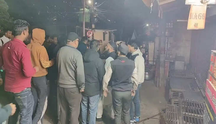 नैनीताल - 76 साल के ठेकेदार पर 12 साल की बच्ची से दुष्कर्म करने का आरोप, हिंदूवादी संगठनों का हंगामा मारपीट और तोड़फोड़ 