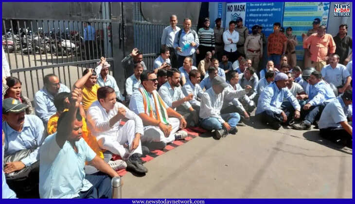 रुद्रपुर - ट्रेन हादसे के बाद बवाल, कंपनी गेट पर शव रखकर 3 घंटे प्रदर्शन, इस आश्वासन पर मामला शांत