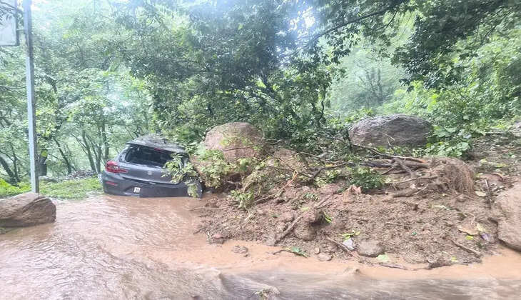 नैनीताल - हल्द्वानी मार्ग पर भूस्खलन, हरियाणा के पर्यटकों की कार मलबे-बोल्डर की चपेट में, चार लोग थे सवार&nbsp;