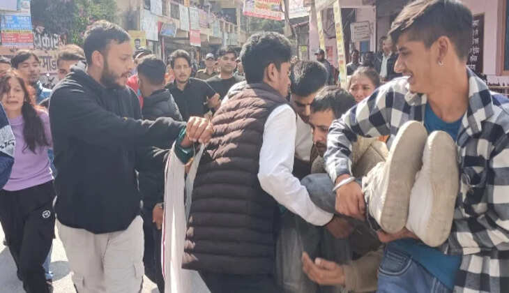 अल्मोड़ा - यहां छात्रनेता ने पेट्रोल उड़ेलकर खुद को लगा डाली आग, जिला प्रशासन व पुलिस महकमे में मचा हड़कंप, भर्ती&nbsp;