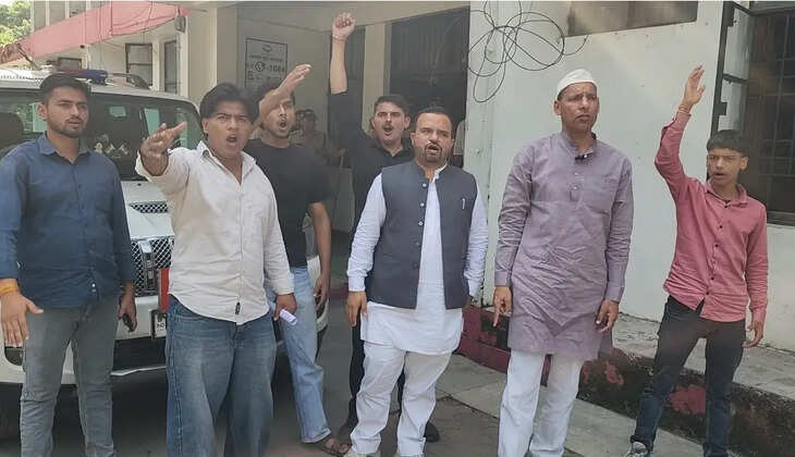 हल्द्वानी - महासंघ अध्यक्ष यतिन पांडे की हिरासत के विरोध में कोतवाली में प्रदर्शन, पतलोट महाविद्यालय में भी छात्रों ने उठाई आवाज