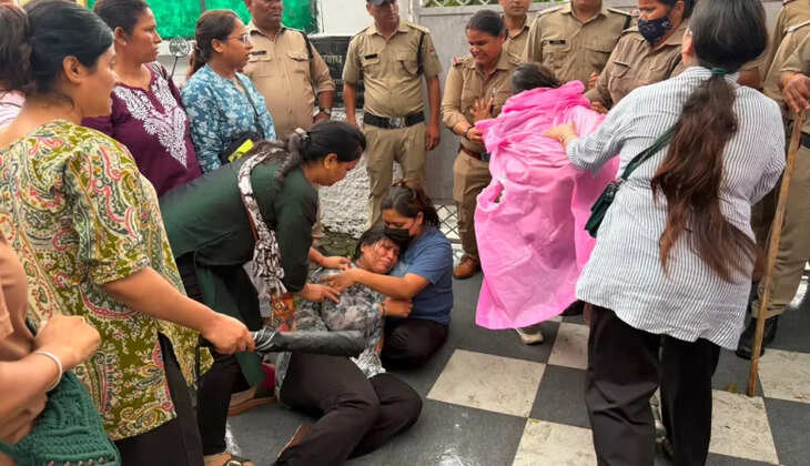 उत्तराखंड - स्वास्थ्य मंत्री के घर के बाहर नर्सिंग अभ्यर्थियों का उग्र प्रदर्शन, दो अभ्यर्थियों ने फिनायल पीकर किया आत्मदाह का प्रयास