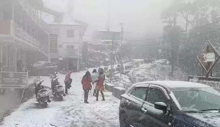 Snowfall In Uttarakhand - उत्तराखंड में सीजन की हुई दूसरी बर्फबारी, रोमांचित हुए पर्यटक, इन जिलों में भी होगी बर्फ़बारी 