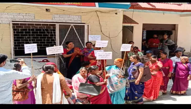 भतरौजख़ान के रानीखेत रोड स्थित अवैध शराब की दुकान का विरोध 