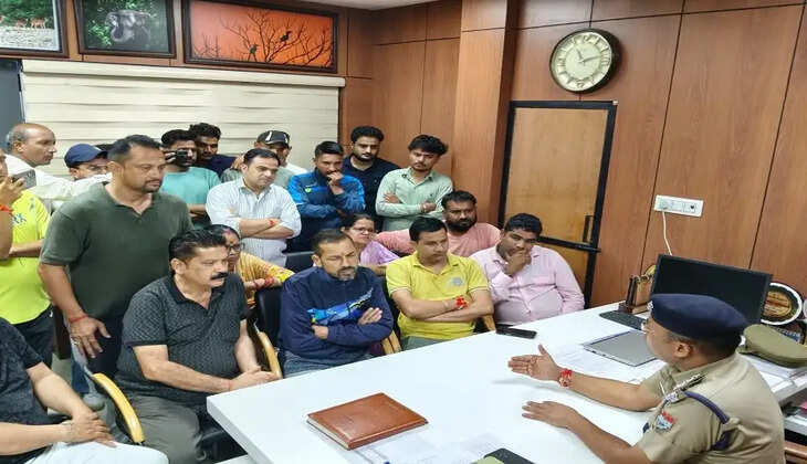 रामनगर - भाजपा नगर मंत्री को पुलिस द्वारा हिरासत में लेने पर भड़के कार्यकर्ता, देर रात कोतवाली में दिया धरना