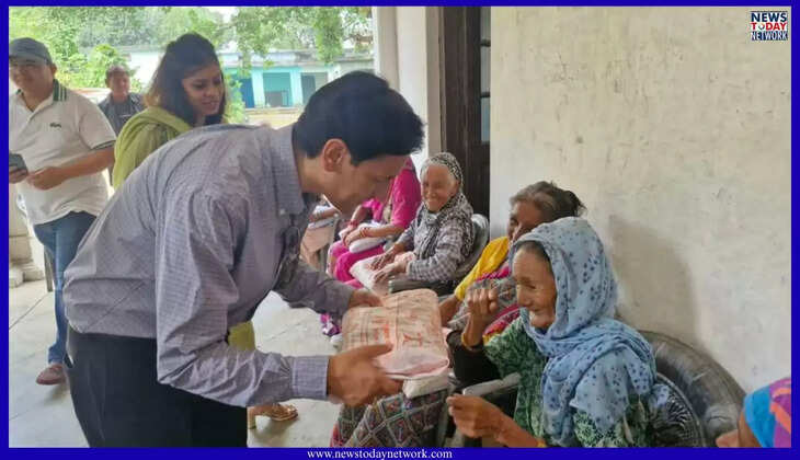 हल्द्वानी - कुमाऊं कमिश्नर दीपक रावत ने यहां&nbsp;मनाया अपना जन्मदिन, गिफ्ट दिया समस्याएं सुन CMO को दिए यह निर्देश&nbsp;