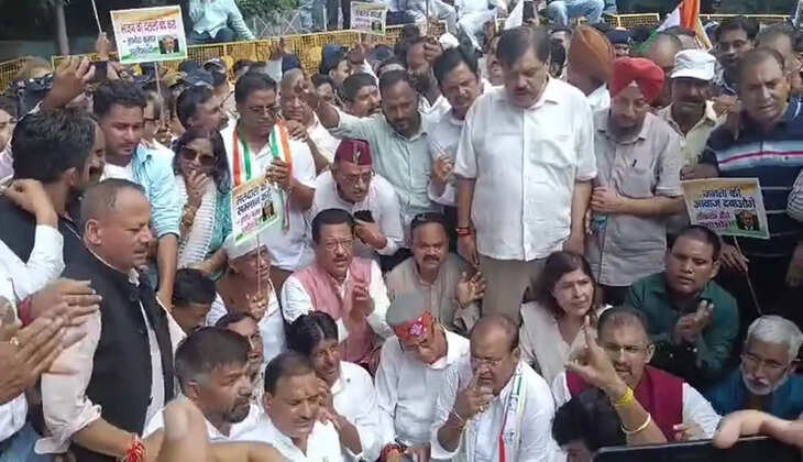 देहरादून - उत्तराखंड कांग्रेस ने किया सचिवालय कूच, मुख्य चुनाव आयुक्त के इस्तीफे की मांग