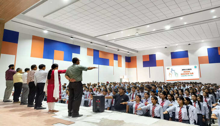 "ग्राफिक एरा हिल यूनिवर्सिटी में छात्रों ने लिया मतदान करने का शपथ, बने जागरूक मतदाता।"