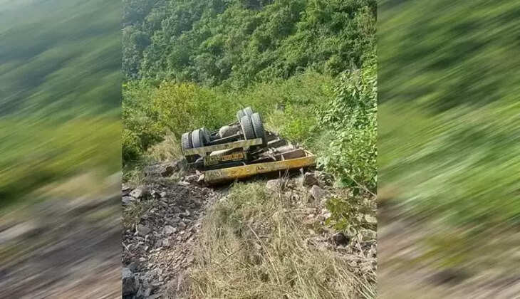 Uttarakhand News - यहां जेसीबी से लदा ट्रेलर वाहन गहरी खाई में गिरा, मौके पर ही ऑपरेटर की मौत