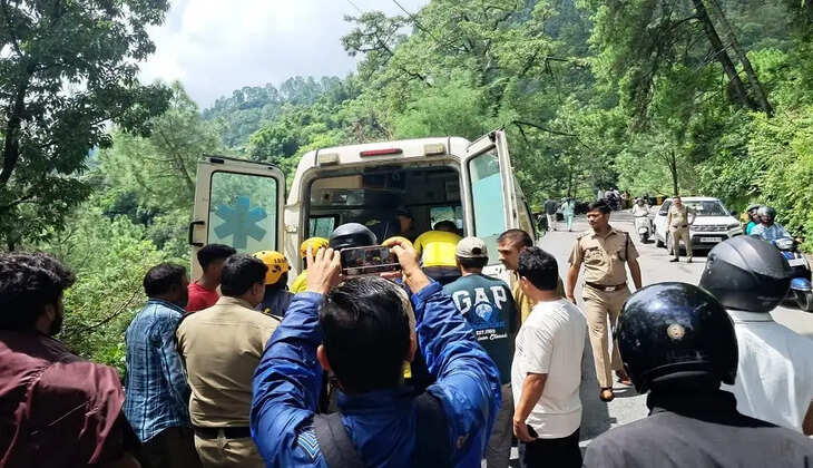 नैनीताल - ज्योलिकोट में बड़ा हादसा, लखनऊ के पर्यटकों की टवेरा 40 मीटर गहरी खाई में गिरी, मची चीख पुकार&nbsp;