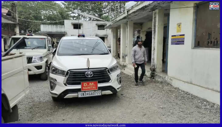 हल्द्वानी - तहसील में डीएम का औचक निरीक्षण, गोपनीय फाइलों पर काम करते मिले निजी युवक, लगाई फटकार&nbsp;