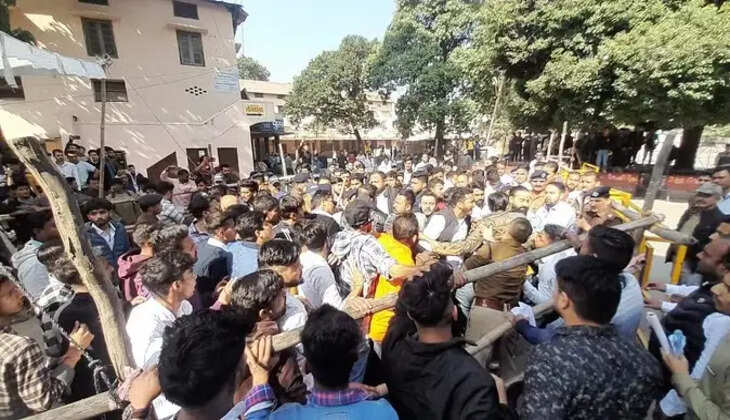 Student Union Election - आपस में भिड़े छात्र संगठन, डीएवी में चले लात-घूसे, लाठीचार्ज कर पुलिस ने दौड़ाया