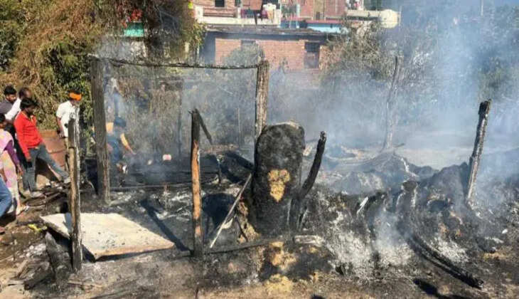 हल्द्वानी - यहां मजदूर की झोपड़ी जलकर हुई राख, वेदपाल पर टूटी मुसीबत सारा समान जलकर हुआ ख़त्म 