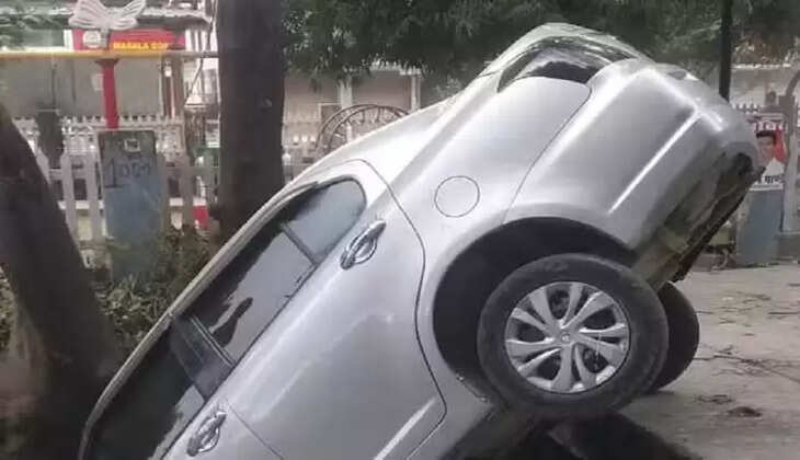 हल्द्वानी - ठंडी सड़क में पार्किंग से कार निकाल रहा था चालक नहर में लटक गयी, लोगों ने प्रशासनिक लापरवाही के लगाए आरोप&nbsp;