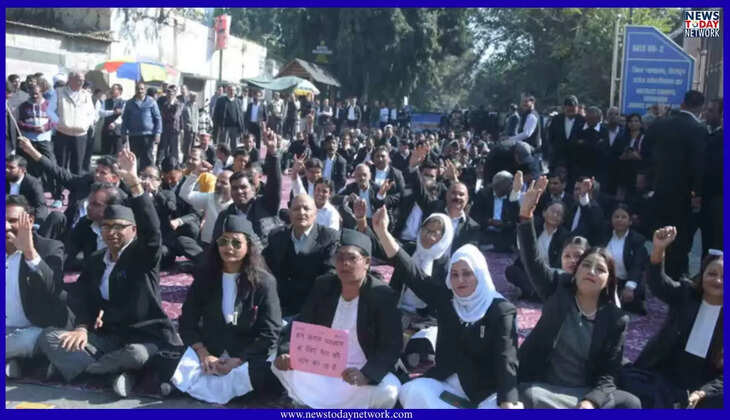 देहरादून में वकीलों की हड़ताल जारी, चेंबर निर्माण और जमीन आवंटन पर सरकार से लिखित आश्वासन की मांग