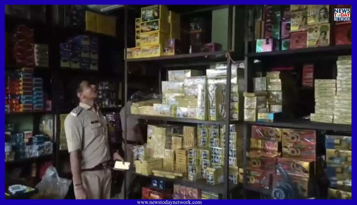 हल्द्वानी - दीपावली से पहले अलर्ट मोड में दमकल विभाग, शहर के पटाखा गोदामों और दुकानों का निरीक्षण 