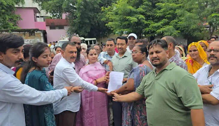 हल्द्वानी - स्मार्ट मीटर के विरोध में कांग्रेस नेता ललित जोशी ने किया प्रदर्शन, पीड़ितों के बढ़े बिजली बिलों की जांच की मांग