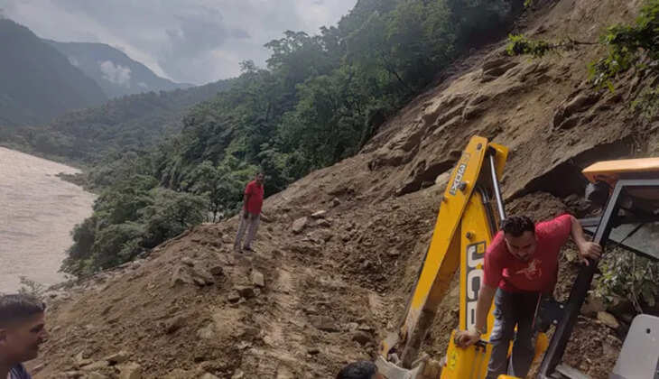उत्तराखंड - मलबा हटाने गई JCB मशीन के ऊपर भरभराकर गिरा पहाड़, ऑपरेटर ने बमुश्किल मचाई जान&nbsp;