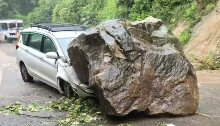 हल्द्वानी - हाईकोर्ट जा रहे स्वास्थ्य विभाग के अधिकारियों की गाड़ी के सामने आया विशाल बोल्डर, साक्षात मौत के दर्शन 