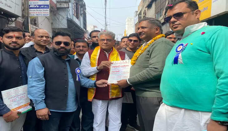 जागरण यात्रा में शामिल वन मंत्री अरुण कुमार को सम्मानित करते व्यापारी 