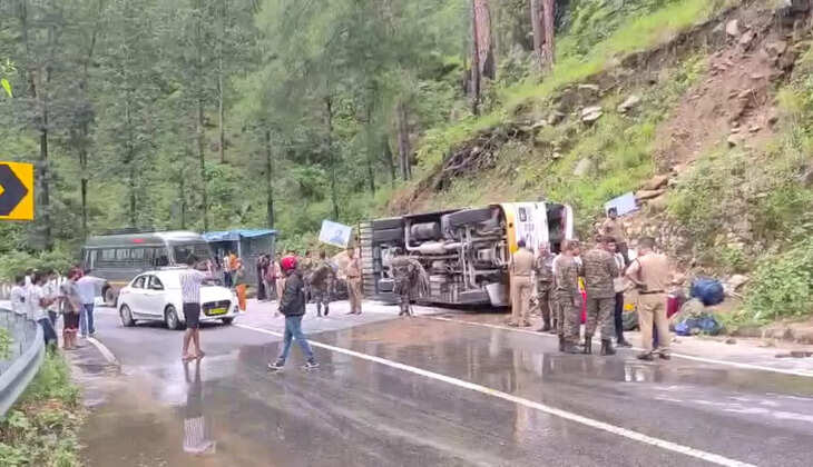 उत्तराखंड- यहां सेना की बस बीच हाईवे पर पलटी, बड़ा हादसा टला, कुछ जवान घायल