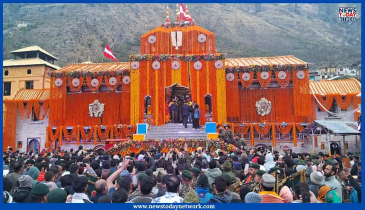 Badrinath Dham - रवि पुष्य लग्न में खुले बदरीनाथ धाम के कपाट, श्रद्धालुओं पर हुई पुष्पवर्षा, 10,000 से अधिक भक्त पहुंचे धाम&nbsp;