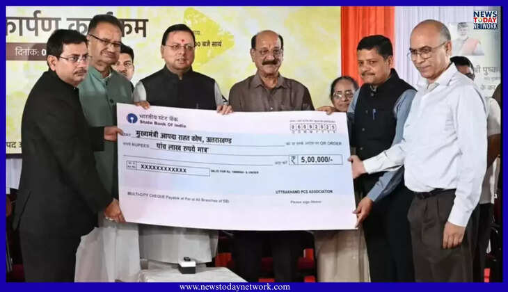 देहरादून - आपदा राहत के लिए PCS अधिकारियों ने दिया एक दिन का वेतन, CM को सौंपा चेक 