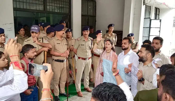 हल्द्वानी - कथित शुद्धिकरण के विरोध में यूथ कांग्रेस ने घेरा एसएसपी कार्यालय, कार्रवाई की मांग को लेकर प्रदर्शन