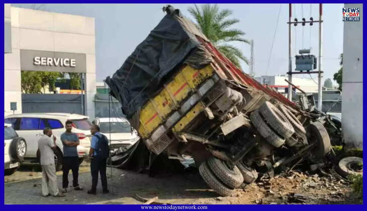 उत्तराखंड - तेज रफ्तार ट्रक कार शोरूम में घुसा, शोरूम में खड़ी कई कारें क्षतिग्रस्त, बड़ा हादसा टला