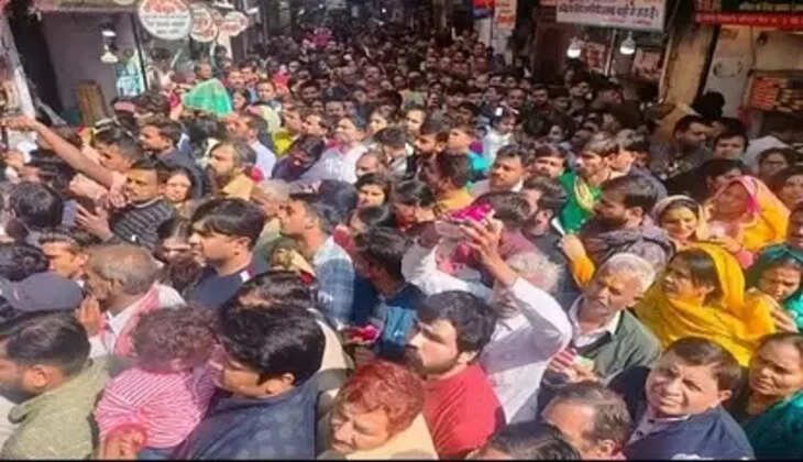 वृंदावन में ठाकुर राधावल्लभ ने भक्तों के संग खेली होली