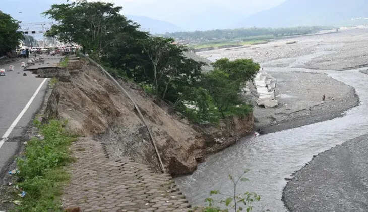 हल्द्वानी - गौलापार चोरगलिया आने जाने वालों के लिए बढ़ी परेशानी, गौला नदी से कटाव की वजह से बंद किया यातायात 