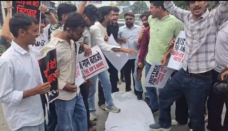 हल्द्वानी - अंकिता भंडारी को न्याय दिलाने की मांग, यूथ कांग्रेस ने निकाली राज्यपाल दुष्यंत गौतम की प्रतीकात्मक शव यात्रा