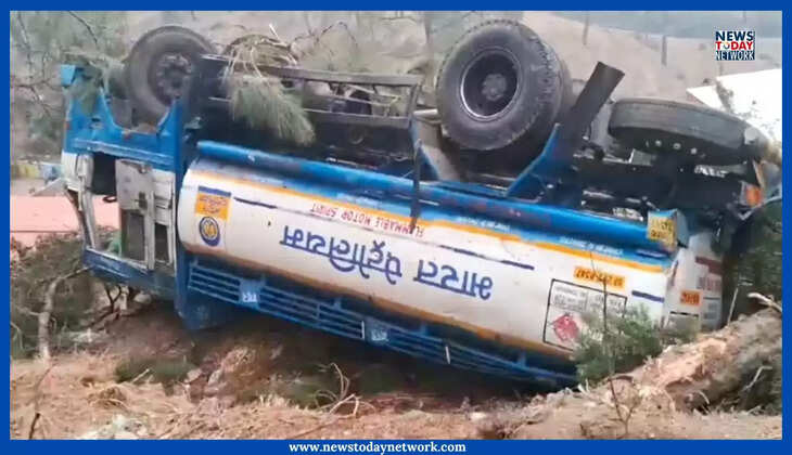 Kumaon News - पहाड़ में पेट्रोलियम पदार्थ ले जा रहा टैंकर सड़क से पलटकर गिरा, इस वजह से हो गया हादसा  