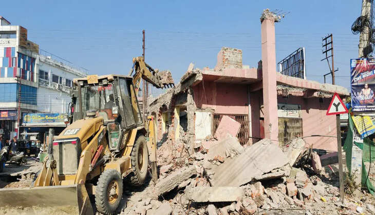 हल्द्वानी - शहर में प्रशासन ने चलाया बुल्डोज़र, मिट्टी में मिला दी गुलाबी बिल्डिंग