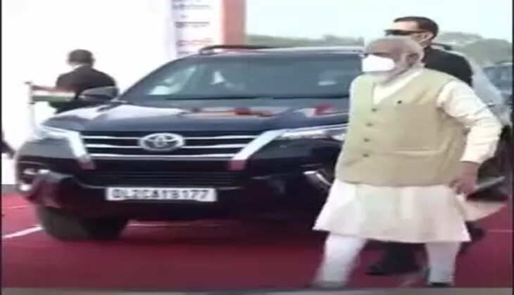 काशी पहुंचे पीएम मोदी 