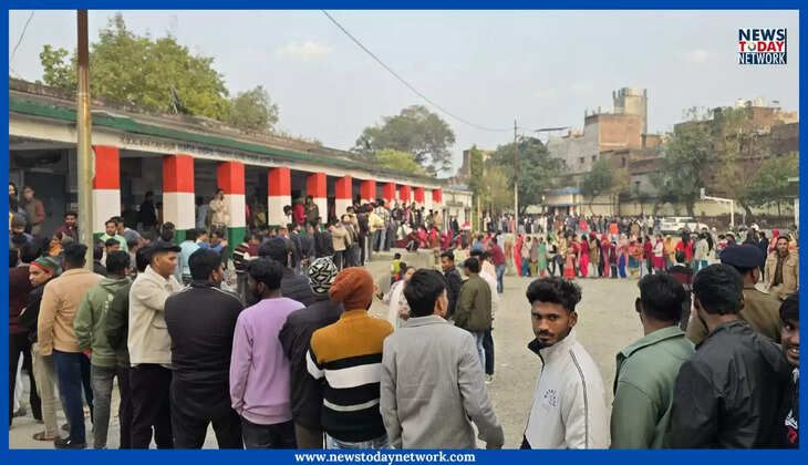 हल्द्वानी - शाम पांच बजे बाद भी वोट डालने लम्बी- लम्बी कतारों में लगे हैं लोग, जानिए चार बजे तक क्या रहा मतदान प्रतिशत 