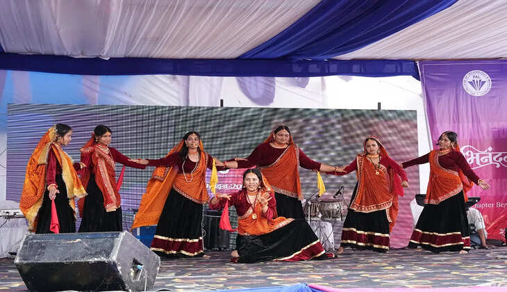 हल्द्वानी - पाल कॉलेज में फ्रेशर डे की धूम: रैंप वॉक, रैप और कुमाऊँनी गीतों पर झूमे छात्र