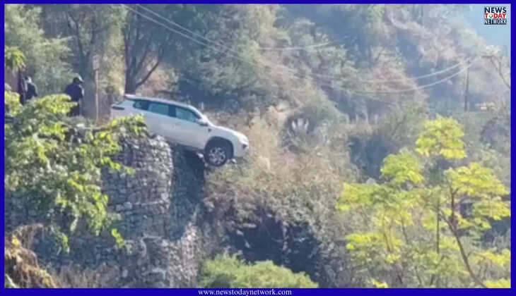 Uttrakhand Accident - ऊपर वाले का चमत्कार, बड़ा हादसा टला, सड़क में ही लटक गई कार, खाई में गिरने से बची