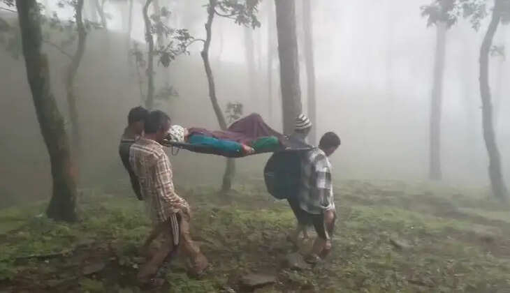 भीमताल - ओखलकांडा में विकास के दावों की खुली पोल! डोली के सहारे मरीज को आठ किमी ले जाने को मजबूर ग्रामीण