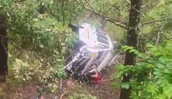 नैनीताल - भवाली में सैलानियों से भरा टेंपो ट्रैवलर खाई में गिरा, 20 लोग थे सवार, मची चीख पुकार&nbsp;