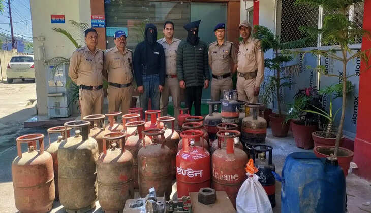 नैनीताल - एलपीजी कालाबाजारी पर नैनीताल पुलिस का एक्शन, अवैध LPG रिफिलिंग गैंग का किया भंडाफोड़ दो सगे भाई गिरफ्तार