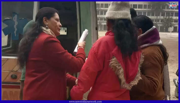 हल्द्वानी - शीतलहर के बीच परीक्षा देने आईं दो छात्राओं की तबीयत बिगड़ी, MBPG कॉलेज में परीक्षा कक्ष में गिरीं छात्राएं&nbsp;