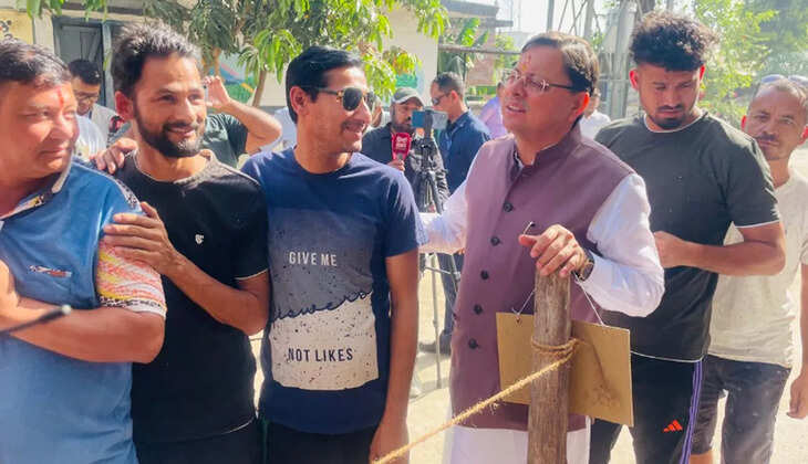 Election Voting 2024 - प्रदेश में सुबह नौ बजे तक 10.54 प्रतिशत हुआ मतदान, CM धामी ने लाईन में खड़े होकर किया इंतजार 
