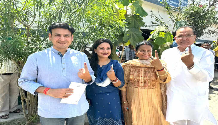 Election Voting 2024 - नेता प्रतिपक्ष यशपाल आर्य ने परिवार के साथ डाला वोट, बोले जनता बना चुकी है परिवर्तन का मन 